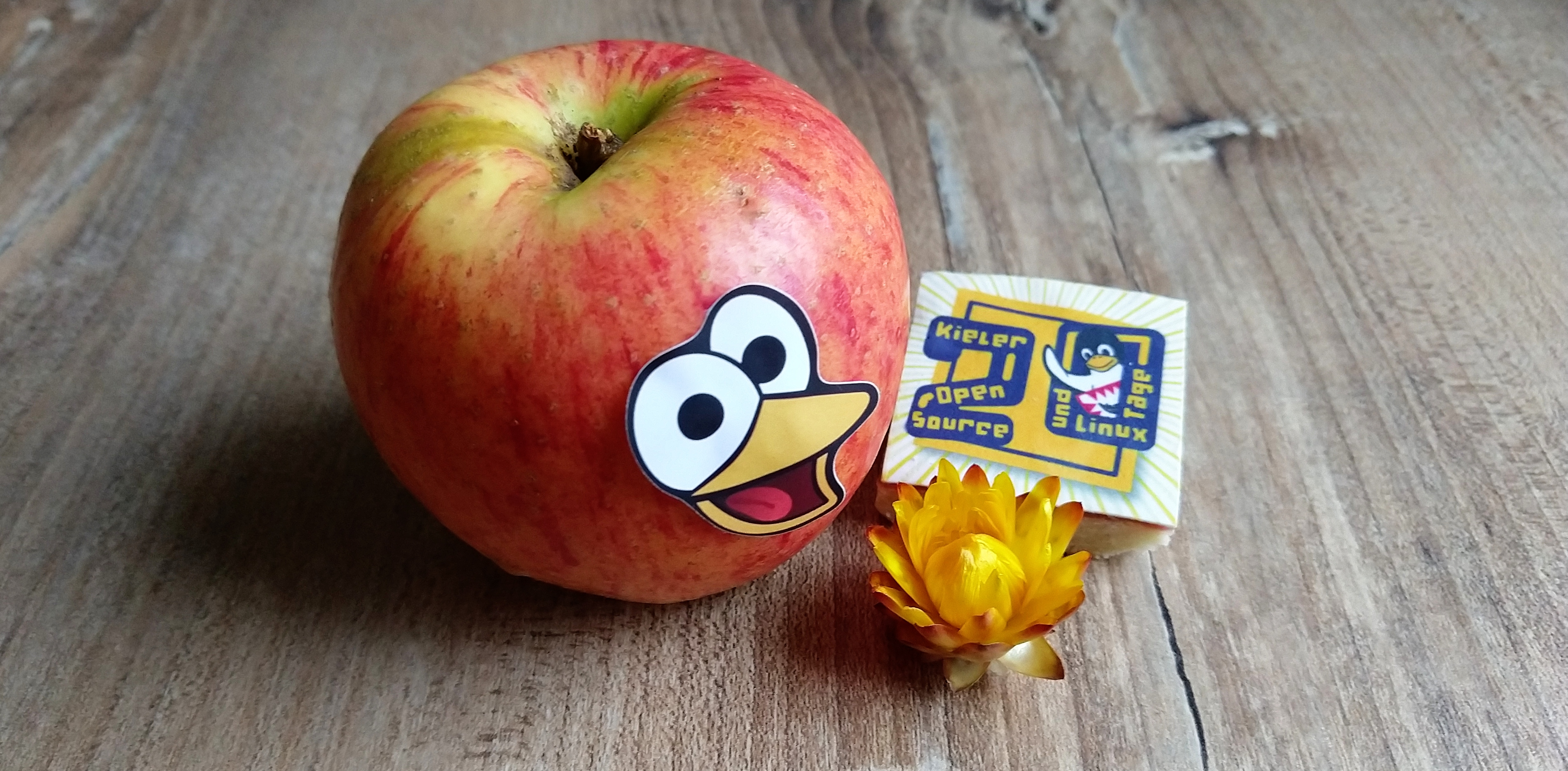 Fröhliches Obst und winkender Keks