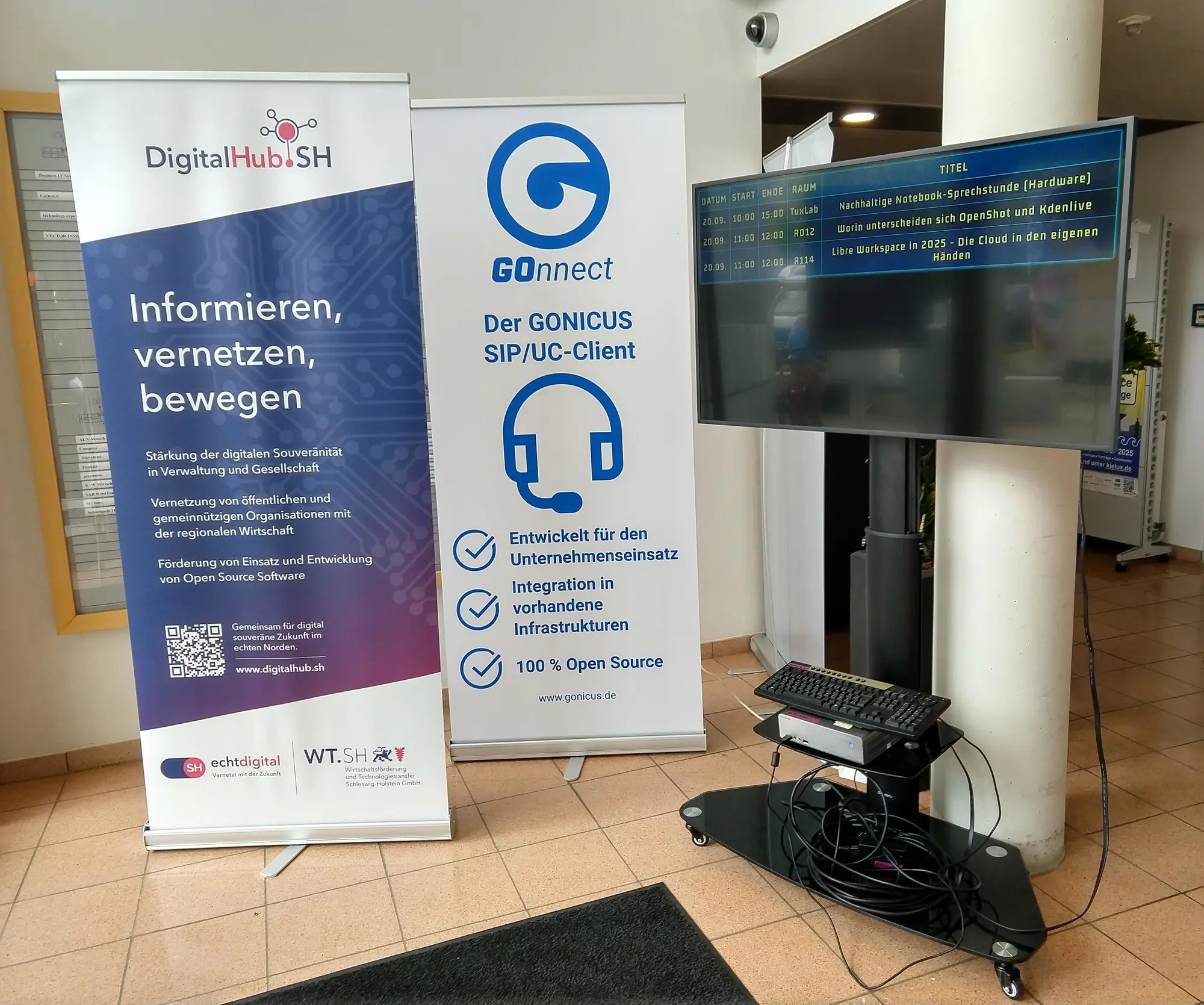 Einige Unternehmen und Organisationen waren durch Rollups präsent, so auch der DigitalHub.SH und die GONICUS GmbH. Daneben stand gleich unsere neue Anzeige für aktuell laufende Vorträge und Workshops. (Foto: CC-By-SA Maren Hachmann) Einige Unternehmen und Organisationen waren durch Rollups präsent, so auch der DigitalHub.SH und die GONICUS GmbH. Daneben stand gleich unsere neue Anzeige für aktuell laufende Vorträge und Workshops. (Foto: CC-By-SA Maren Hachmann)