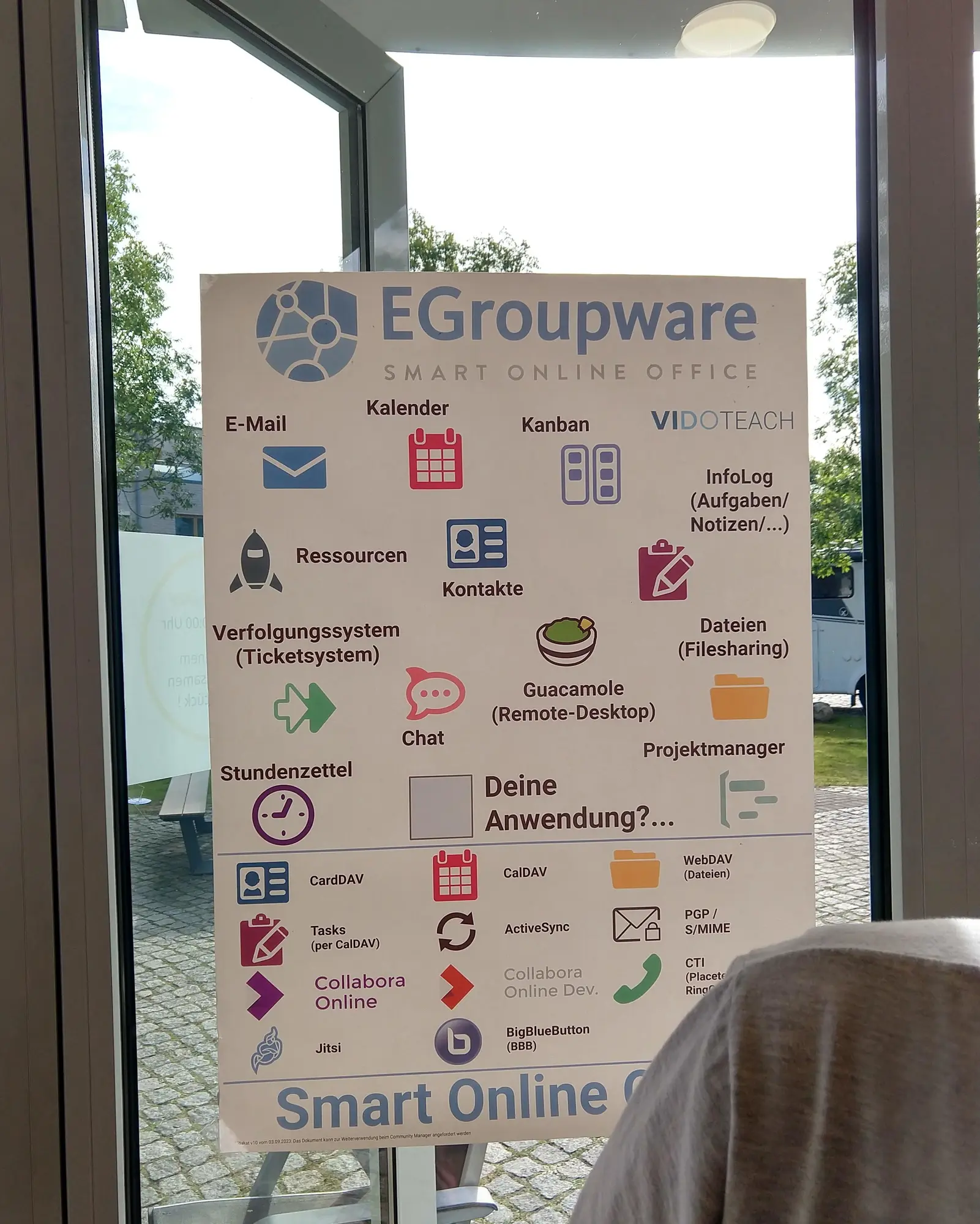 Das Poster zeigt, was in EGroupware alles drin ist, und auch, dass weitere Anwendungen integriert werden können. (Foto: CC-By-SA Maren Hachmann) Das Poster zeigt, was in EGroupware alles drin ist, und auch, dass weitere Anwendungen integriert werden können. (Foto: CC-By-SA Maren Hachmann)
