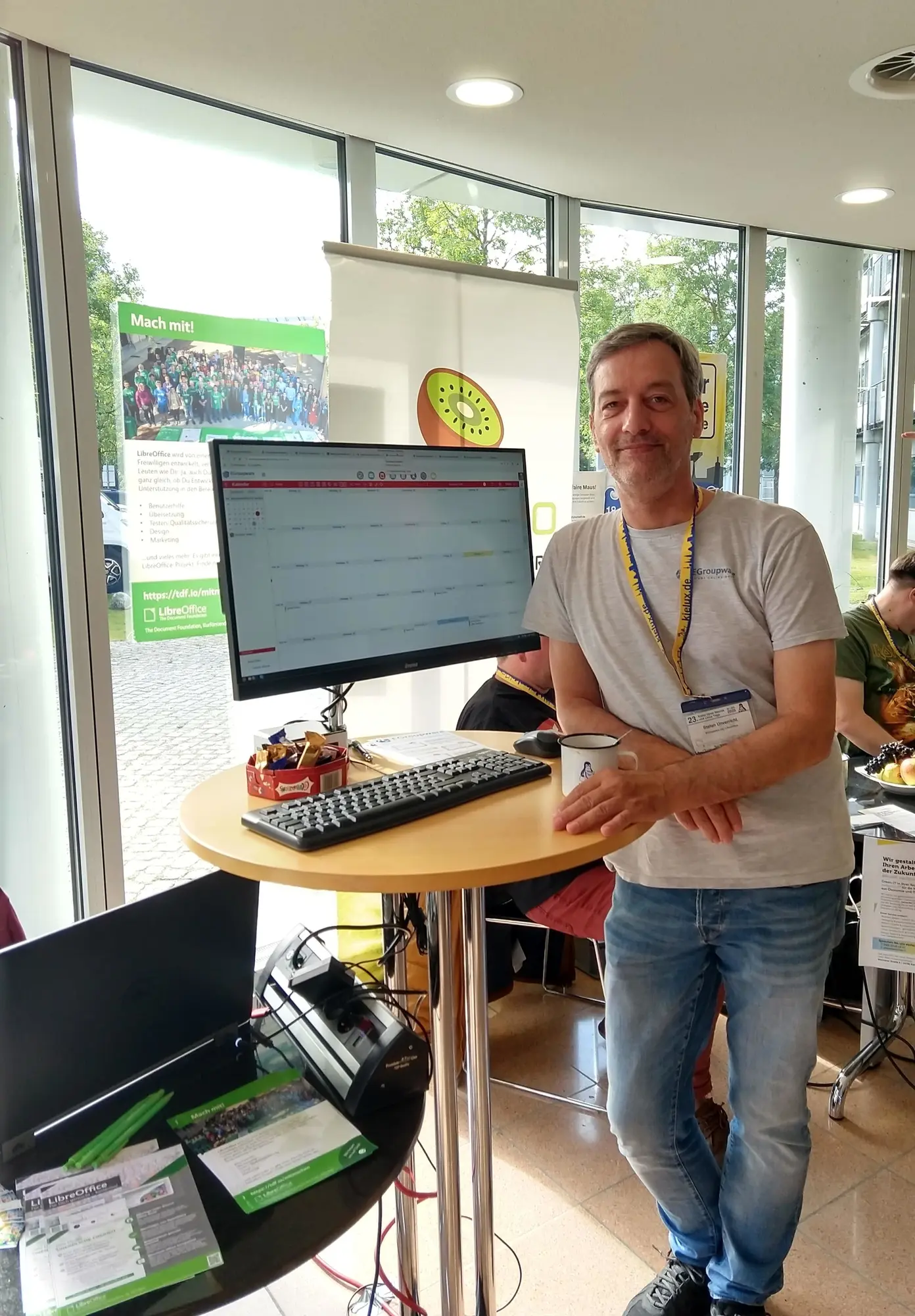 Am EGroupware-Stand konnte man sich die umfangreiche Groupware direkt an einer laufenden Instanz erklären lassen. (Foto: CC-By-SA Maren Hachmann) Am EGroupware-Stand konnte man sich die umfangreiche Groupware direkt an einer laufenden Instanz erklären lassen. (Foto: CC-By-SA Maren Hachmann)