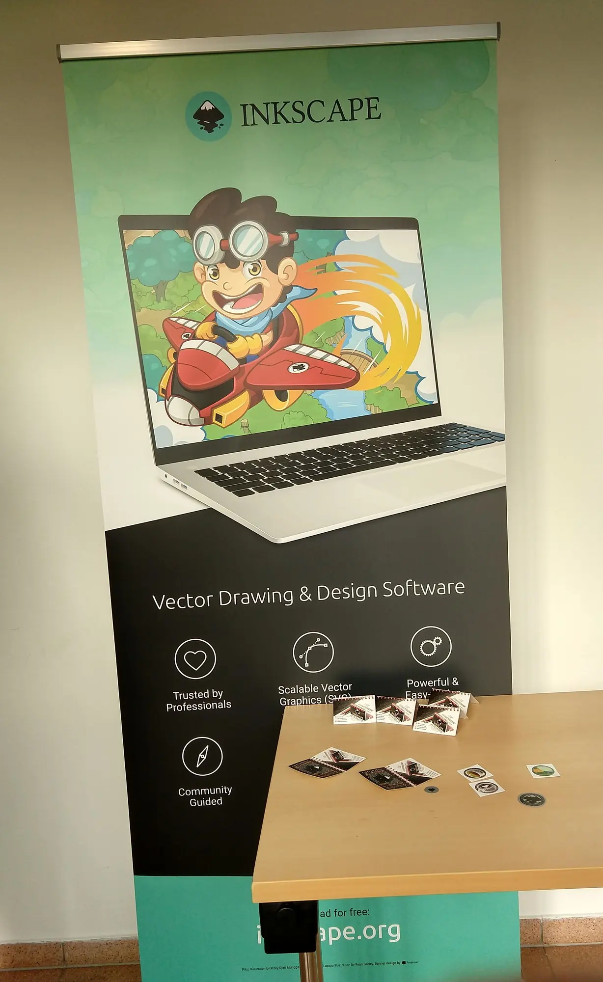 Zu Inkscape gab es nicht nur einen Workshop, sondern auch einen Aufsteller mit kleinen Giveaways. (Foto: CC-By-SA Maren Hachmann) Zu Inkscape gab es nicht nur einen Workshop, sondern auch einen Aufsteller mit kleinen Giveaways. (Foto: CC-By-SA Maren Hachmann)