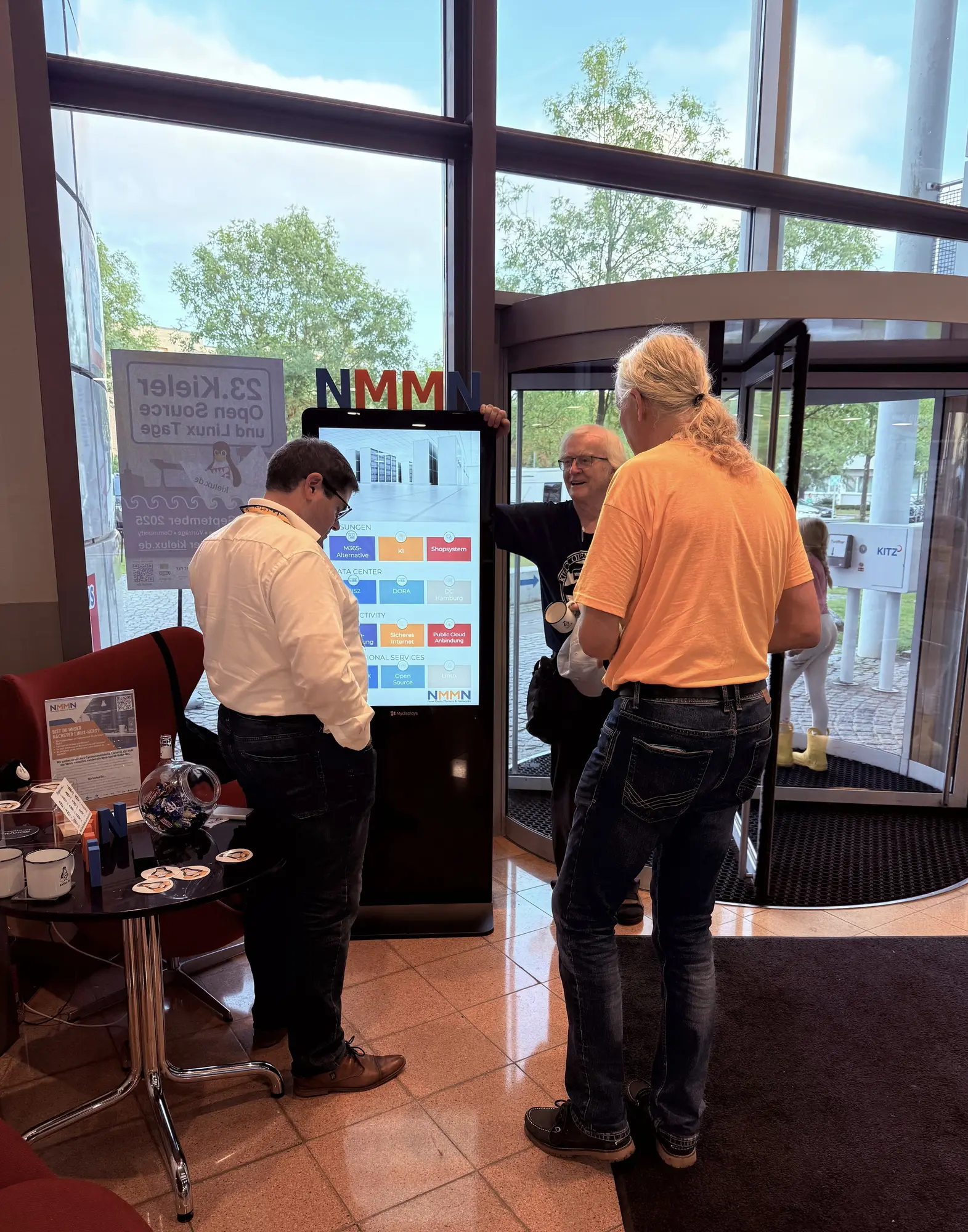 … gab es u.a. Informationen zum Hosting anspruchsvoller Serveranwendungen in NMMN-Rechenzentren. (Foto: CC-By-SA Andree Mehrens) … gab es u.a. Informationen zum Hosting anspruchsvoller Serveranwendungen in NMMN-Rechenzentren. (Foto: CC-By-SA Andree Mehrens)