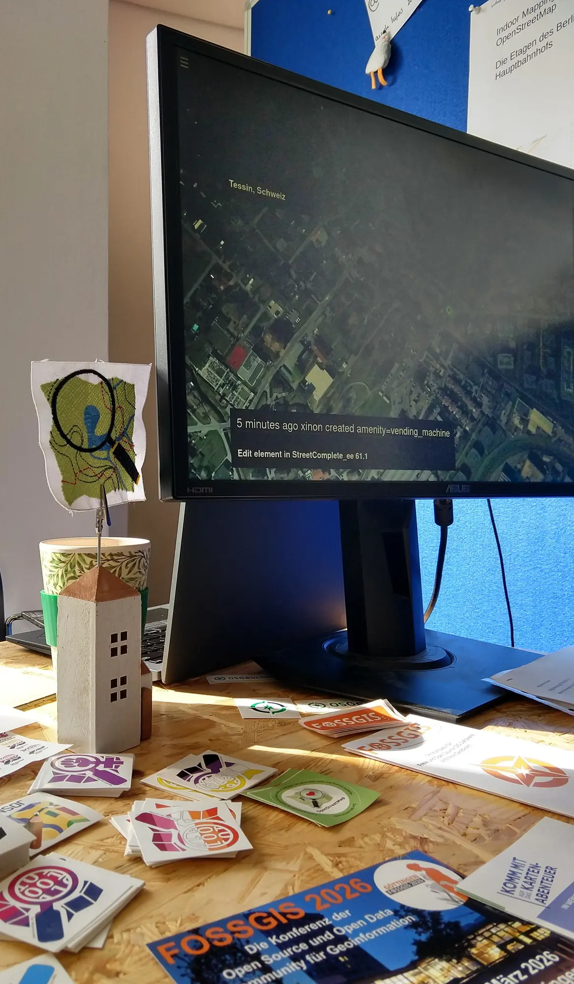 OpenStreetMap und FOSSGIS zeigten an ihrem Stand, wie freie Geodaten gesammelt, … (Foto: CC-By-SA Maren Hachmann) OpenStreetMap und FOSSGIS zeigten an ihrem Stand, wie freie Geodaten gesammelt, … (Foto: CC-By-SA Maren Hachmann)