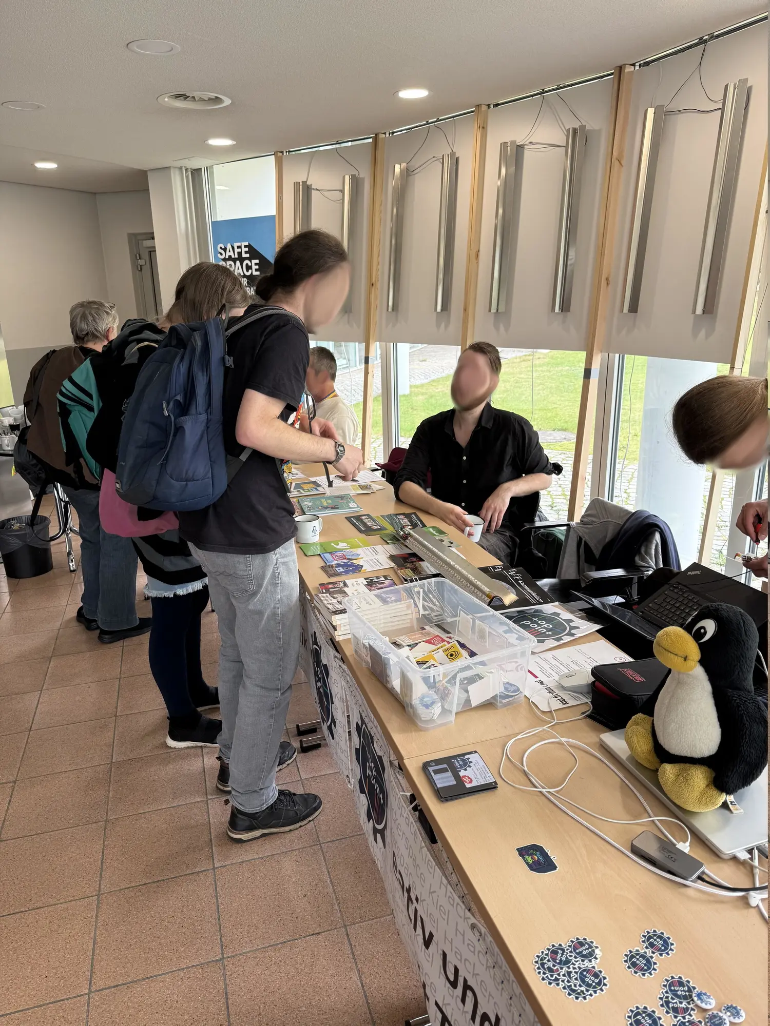 Am Toppoint-Stand stellte sich der lokale Hackerspace vor, bei dem man gemeinsam lernen kann, das eigene digitale Schicksal selbst in die Hand zu nehmen. (Foto: CC-By-SA Andree Mehrens) Am Toppoint-Stand stellte sich der lokale Hackerspace vor, bei dem man gemeinsam lernen kann, das eigene digitale Schicksal selbst in die Hand zu nehmen. (Foto: CC-By-SA Andree Mehrens)