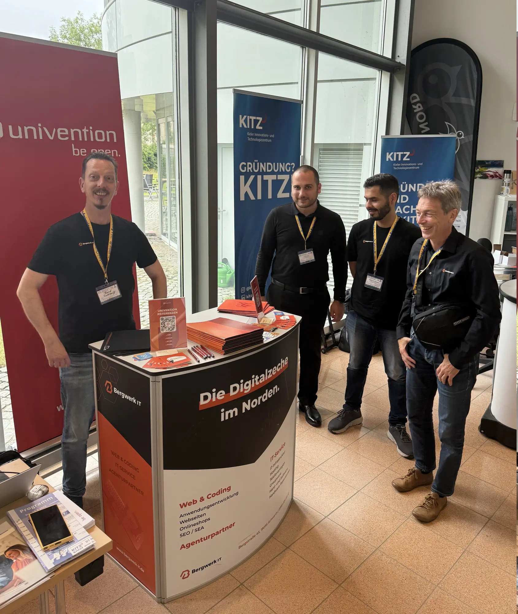 … präsentierten sich, ihre Software und Dienstleistungen gemeinsam an einem Stand. (Foto: CC-By-SA Andree Mehrens) … präsentierten sich, ihre Software und Dienstleistungen gemeinsam an einem Stand. (Foto: CC-By-SA Andree Mehrens)