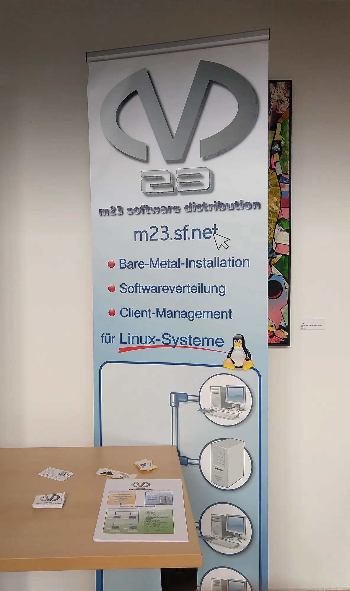 Die Softwareverteilung m23 informierte mit einem Rollup und Infomaterialien über ihre Funktionen. (Foto: CC-By-SA Maren Hachmann) Die Softwareverteilung m23 informierte mit einem Rollup und Infomaterialien über ihre Funktionen. (Foto: CC-By-SA Maren Hachmann)
