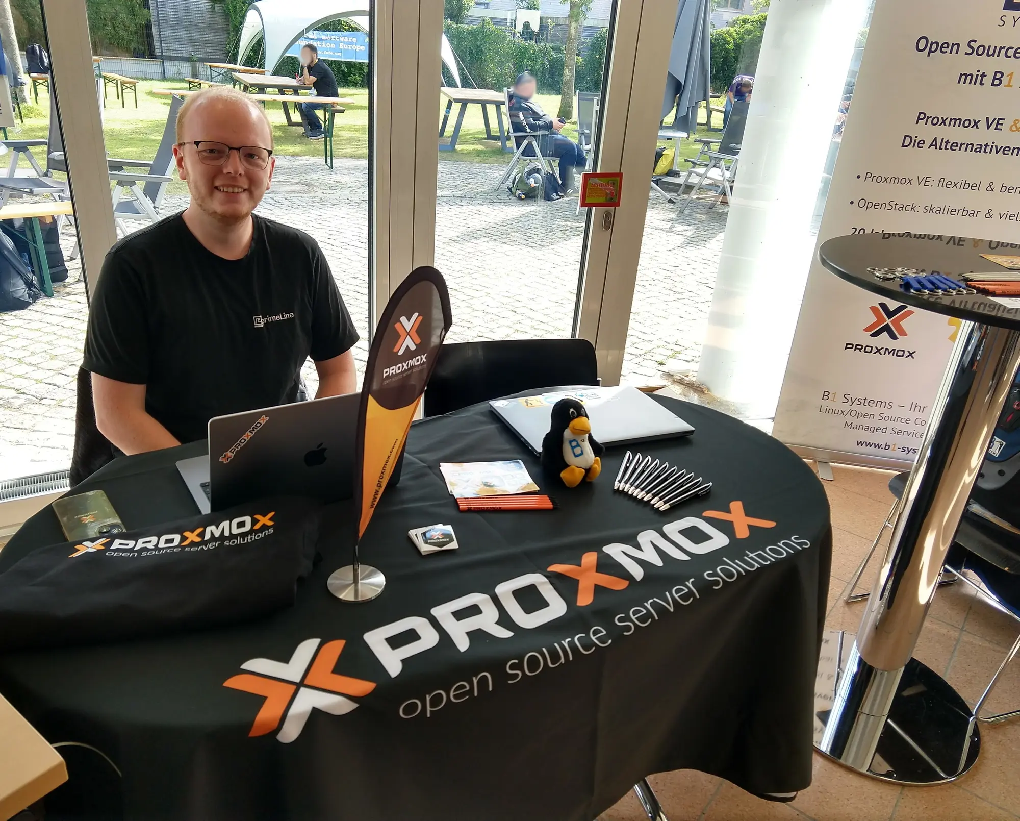 Wer im überaus beliebten Proxmox-Workshop keinen Platz mehr ergattert hatte, konnte sich zum Glück am Stand über die Virtualisierungs-Alternative informieren. (Foto: CC-By-SA Maren Hachmann) Wer im überaus beliebten Proxmox-Workshop keinen Platz mehr ergattert hatte, konnte sich zum Glück am Stand über die Virtualisierungs-Alternative informieren. (Foto: CC-By-SA Maren Hachmann)