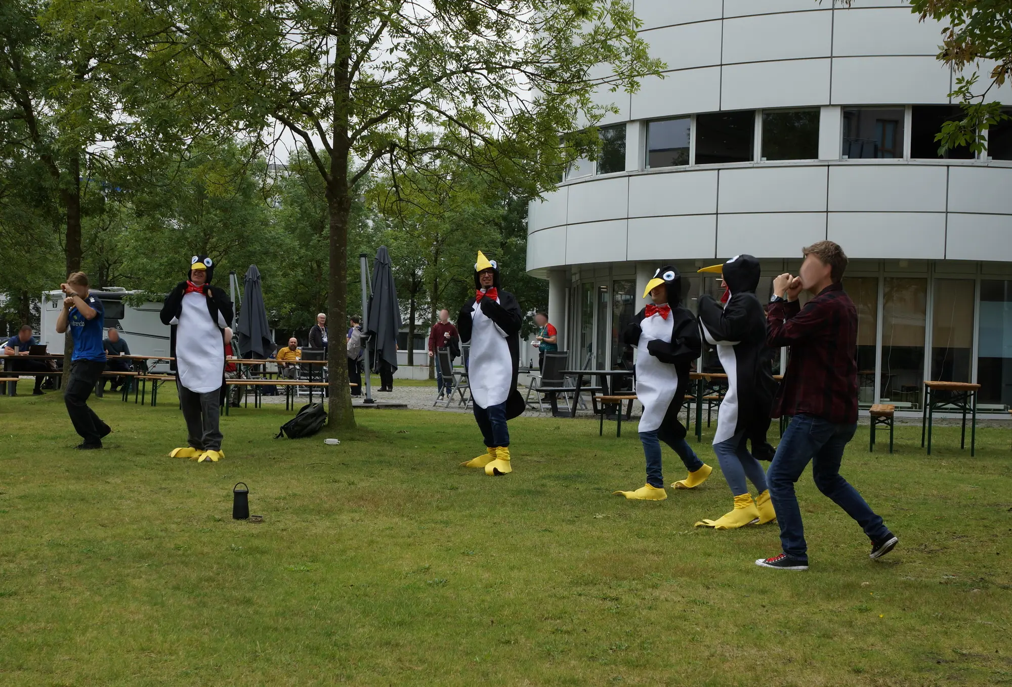 Die Bewegte Pause mit echten Kampfpinguinen, … (Foto: CC-By-SA Roland Hüneburg) Die Bewegte Pause mit echten Kampfpinguinen, … (Foto: CC-By-SA Roland Hüneburg)