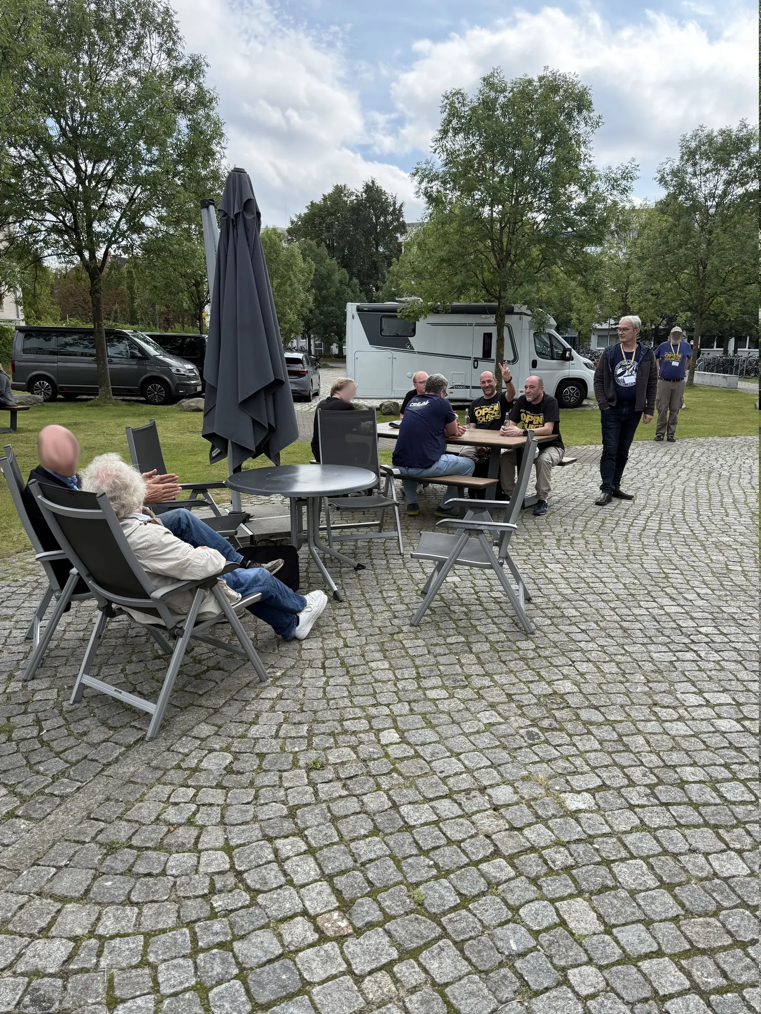 Dank des trockenen Wetters konnten wir Linux-Fans unsere Pausen sogar draußen gemeinsam verbringen. (Foto: CC-By-SA Andree Mehrens) Dank des trockenen Wetters konnten wir Linux-Fans unsere Pausen sogar draußen gemeinsam verbringen. (Foto: CC-By-SA Andree Mehrens)