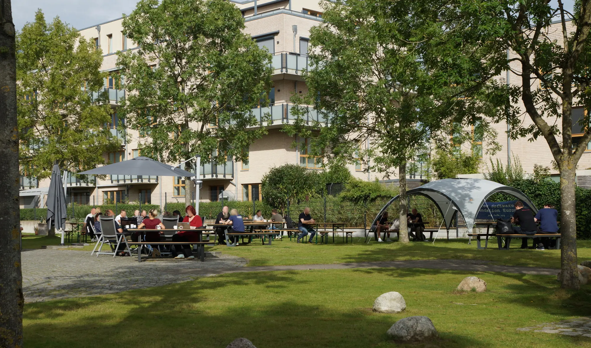 Oft schien die Sonne, und der KITZ-Garten wurde zu einem Ort, an dem man auch mal einfach nur chillen konnte. (Foto: CC-By-SA Roland Hüneburg) Oft schien die Sonne, und der KITZ-Garten wurde zu einem Ort, an dem man auch mal einfach nur chillen konnte. (Foto: CC-By-SA Roland Hüneburg)