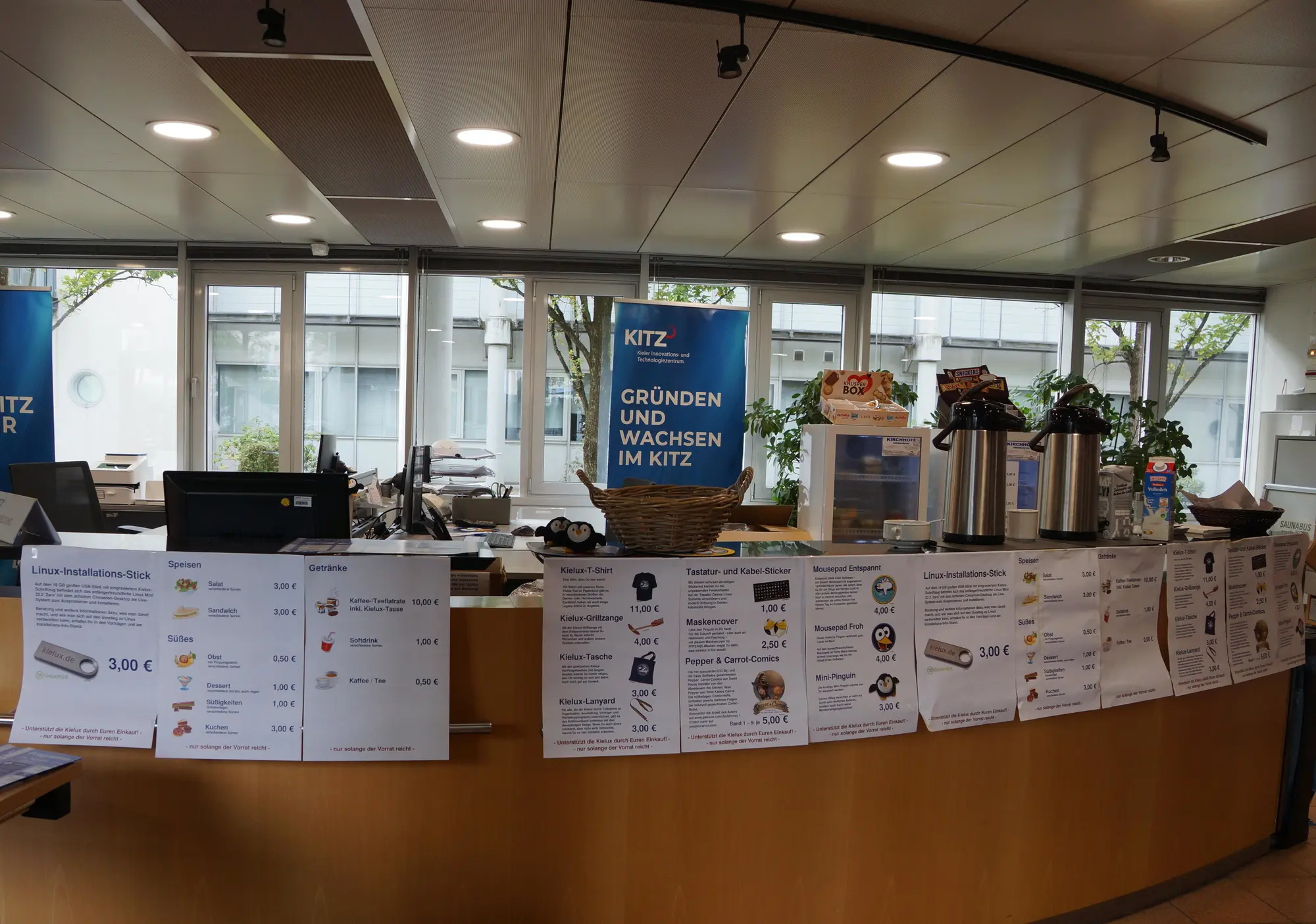 Am Empfang ist alles fertig beschildert, der Kaffee steht bereit - es kann losgehen! (Foto: CC-By-SA Roland Hüneburg) Am Empfang ist alles fertig beschildert, der Kaffee steht bereit - es kann losgehen! (Foto: CC-By-SA Roland Hüneburg)