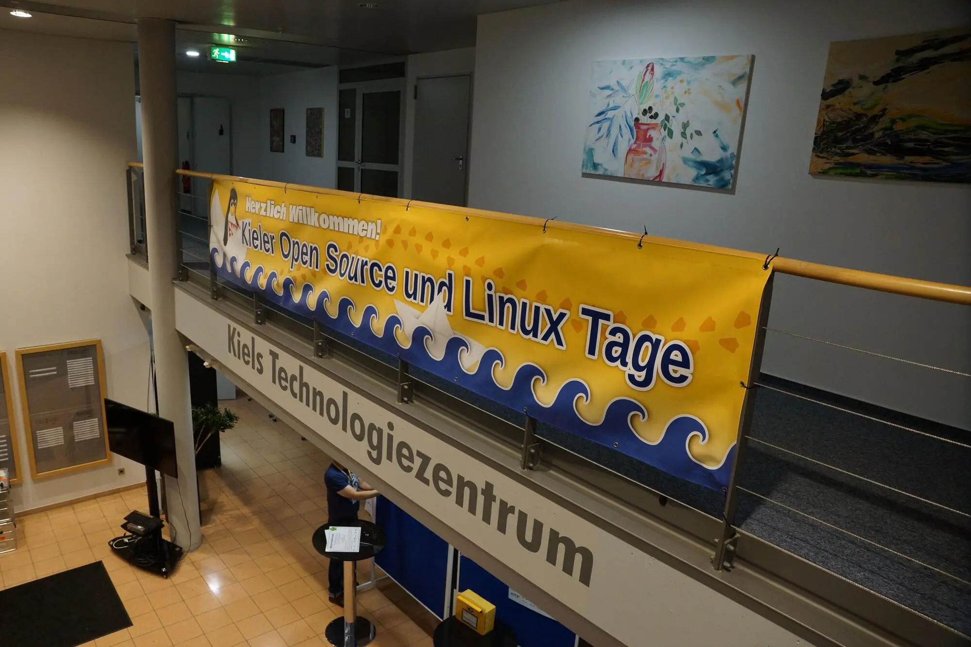 Das große Banner im Eingangsbereich des KITZ (Foto: CC-By-SA Roland Hüneburg) Das große Banner im Eingangsbereich des KITZ (Foto: CC-By-SA Roland Hüneburg)
