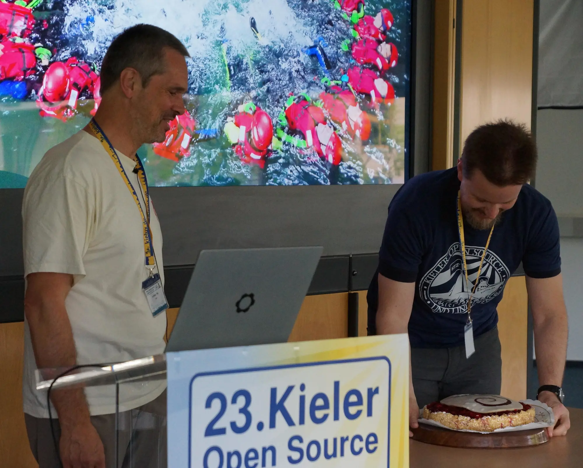 Für den Debian Project Leader gab es noch eine Überraschung und ein gemeinsam gesungenes Ständchen zum 100000. Debian-Geburtstag. (Foto: CC-By-SA Roland Hüneburg) Für den Debian Project Leader gab es noch eine Überraschung und ein gemeinsam gesungenes Ständchen zum 100000. Debian-Geburtstag. (Foto: CC-By-SA Roland Hüneburg)