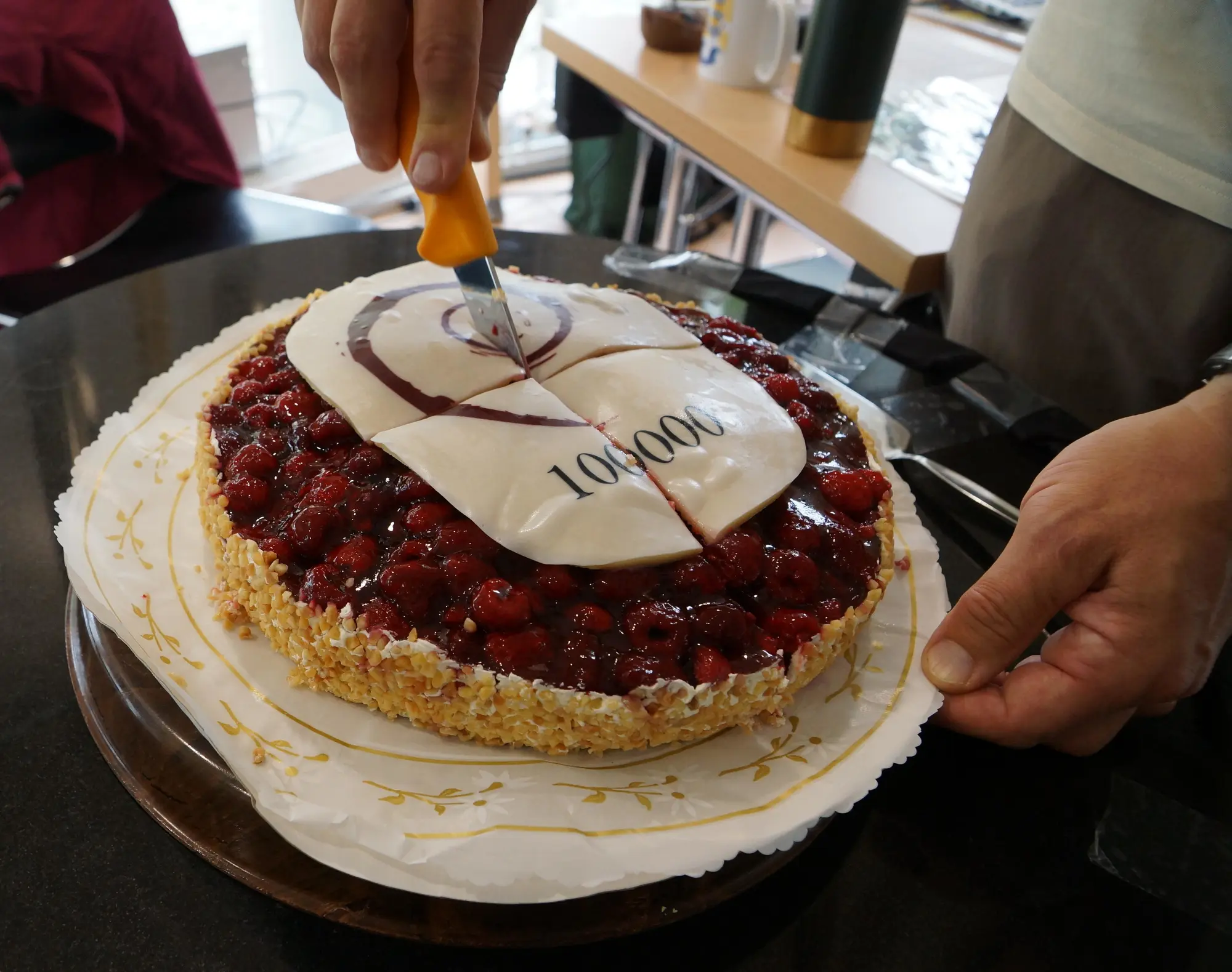 Die Torte wurde dann unter dem Debian-Team und seinen Fans aufgeteilt. (Foto: CC-By-SA Roland Hüneburg) Die Torte wurde dann unter dem Debian-Team und seinen Fans aufgeteilt. (Foto: CC-By-SA Roland Hüneburg)