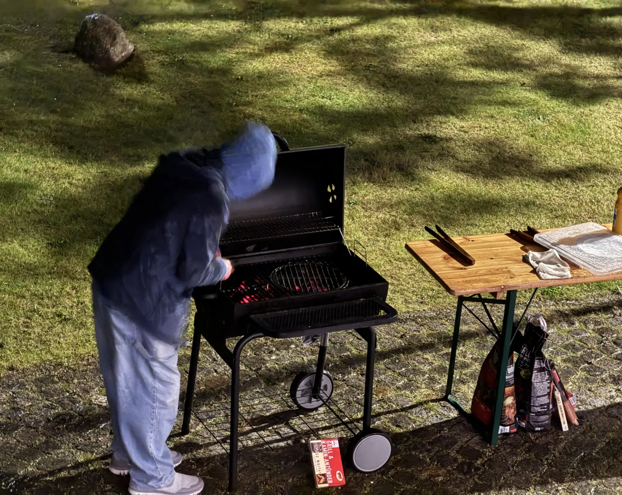 … bis spät in die Nacht gegrillt, … (Foto: CC-By-SA Düsmaster) … bis spät in die Nacht gegrillt, … (Foto: CC-By-SA Düsmaster)