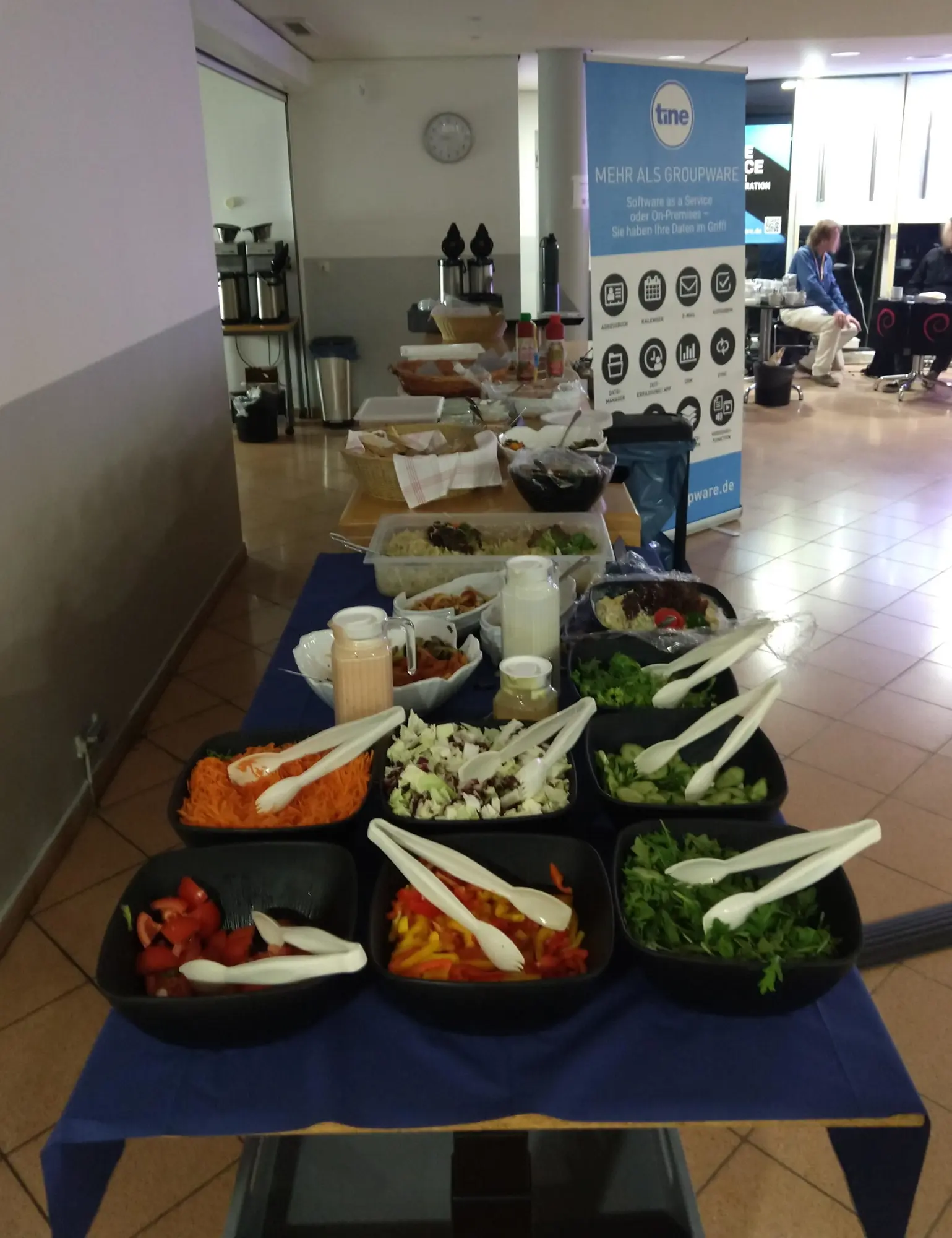 Am Freitagabend gab es wieder ein tolles und leckeres Salatbuffet. (Foto: CC-By-SA Maren Hachmann) Am Freitagabend gab es wieder ein tolles und leckeres Salatbuffet. (Foto: CC-By-SA Maren Hachmann)
