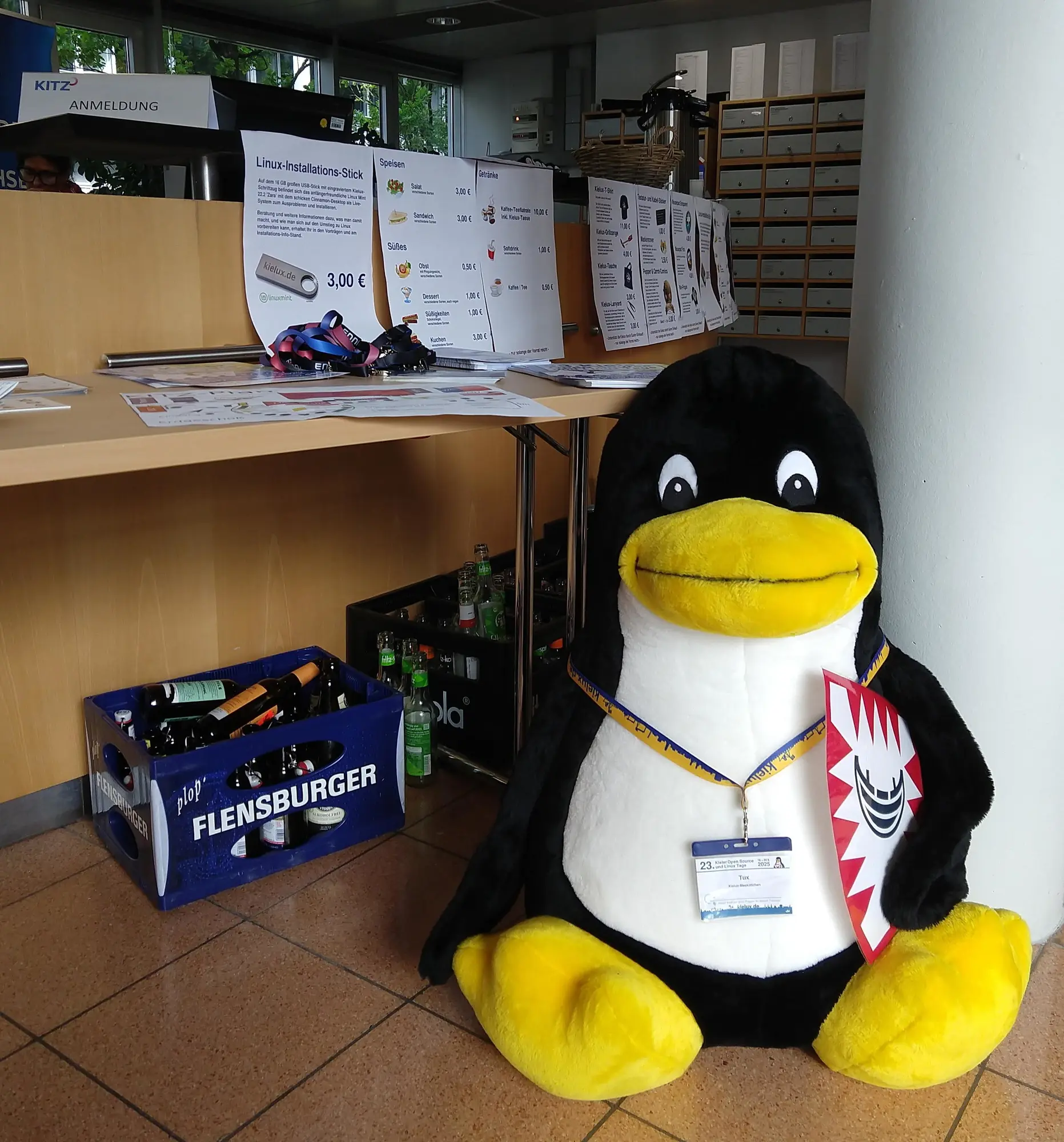 Tux schaut auf diesem Foto irgendwie etwas angeheitert, aber warum nur? (Foto: CC-By-SA Maren Hachmann) Tux schaut auf diesem Foto irgendwie etwas angeheitert, aber warum nur? (Foto: CC-By-SA Maren Hachmann)