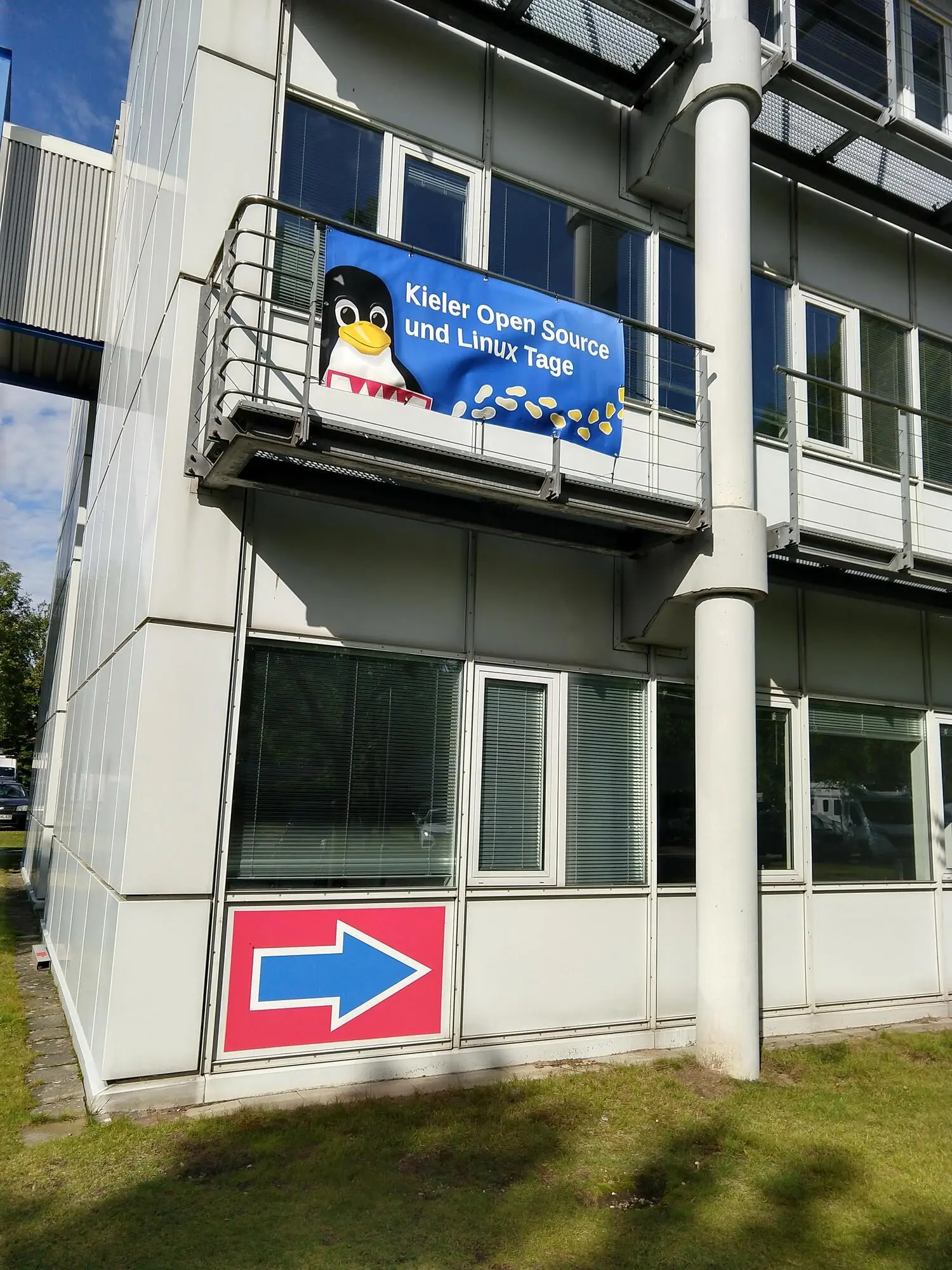 Ein Banner leitet die Gäste zum Haupteingang des KITZ. (Foto: CC-By-SA Maren Hachmann) Ein Banner leitet die Gäste zum Haupteingang des KITZ. (Foto: CC-By-SA Maren Hachmann)