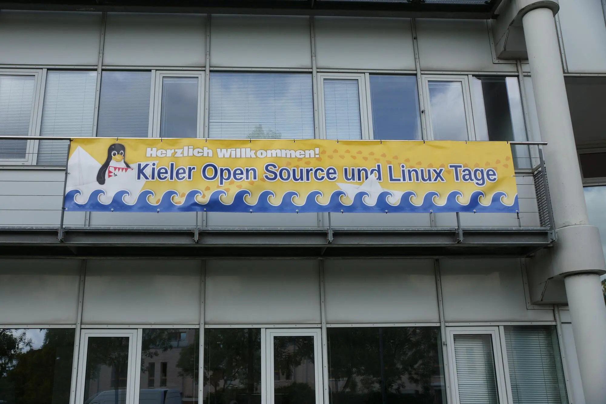 Ein freundliches 'Herzlich willkommen' grüßt am Eingang. (Foto: CC-By-SA Roland Hüneburg) Ein freundliches 'Herzlich willkommen' grüßt am Eingang. (Foto: CC-By-SA Roland Hüneburg)