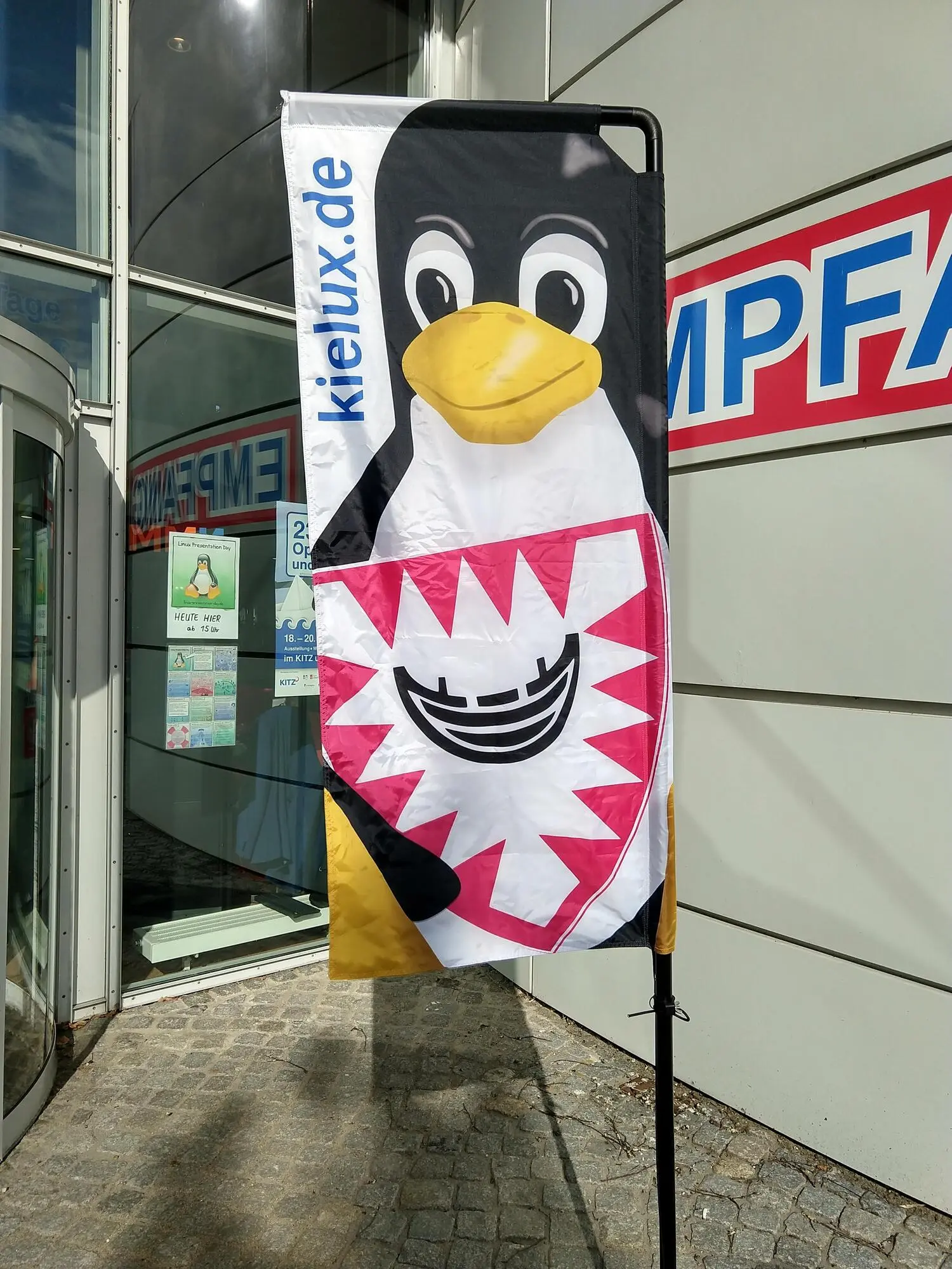 Der Kielux-Tux flattert den Gästen entgegen. (Foto: CC-By-SA Maren Hachmann) Der Kielux-Tux flattert den Gästen entgegen. (Foto: CC-By-SA Maren Hachmann)