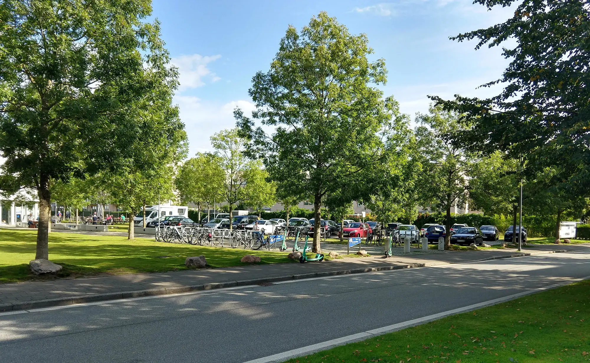 Die Parkplätze vor … (Foto: CC-By-SA Maren Hachmann) Die Parkplätze vor … (Foto: CC-By-SA Maren Hachmann)