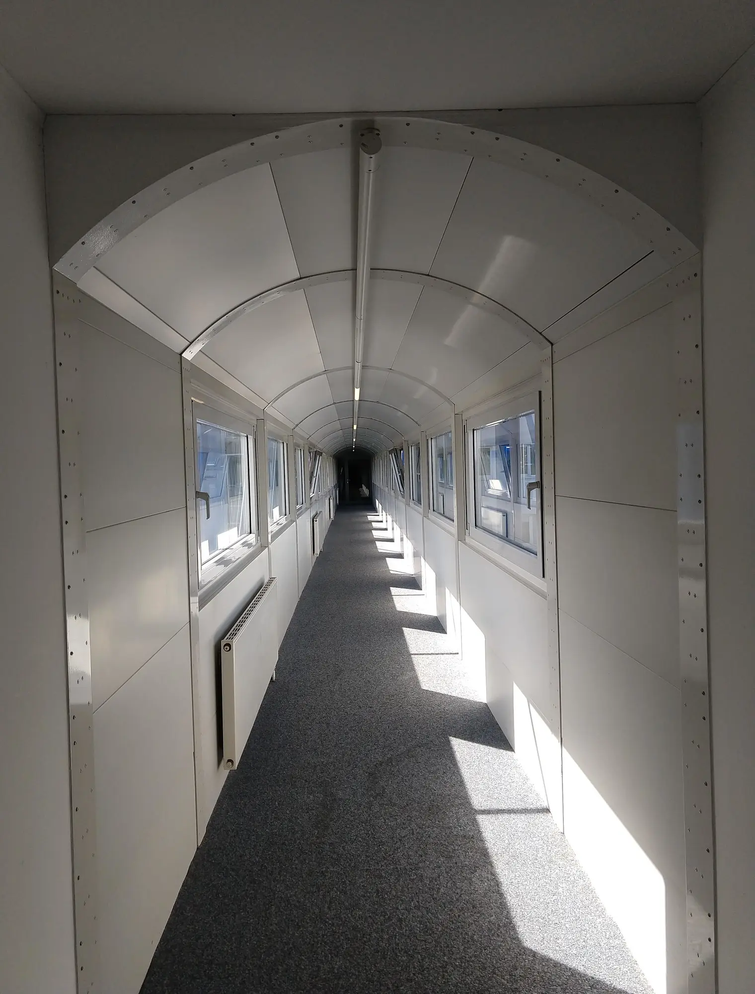 Der Weg zum TuxLab im Nachbargebäude führte unter anderem auch durch Gänge, die an Science-Fiction-Filme erinnern. (Foto: CC-By-SA Maren Hachmann) Der Weg zum TuxLab im Nachbargebäude führte unter anderem auch durch Gänge, die an Science-Fiction-Filme erinnern. (Foto: CC-By-SA Maren Hachmann)