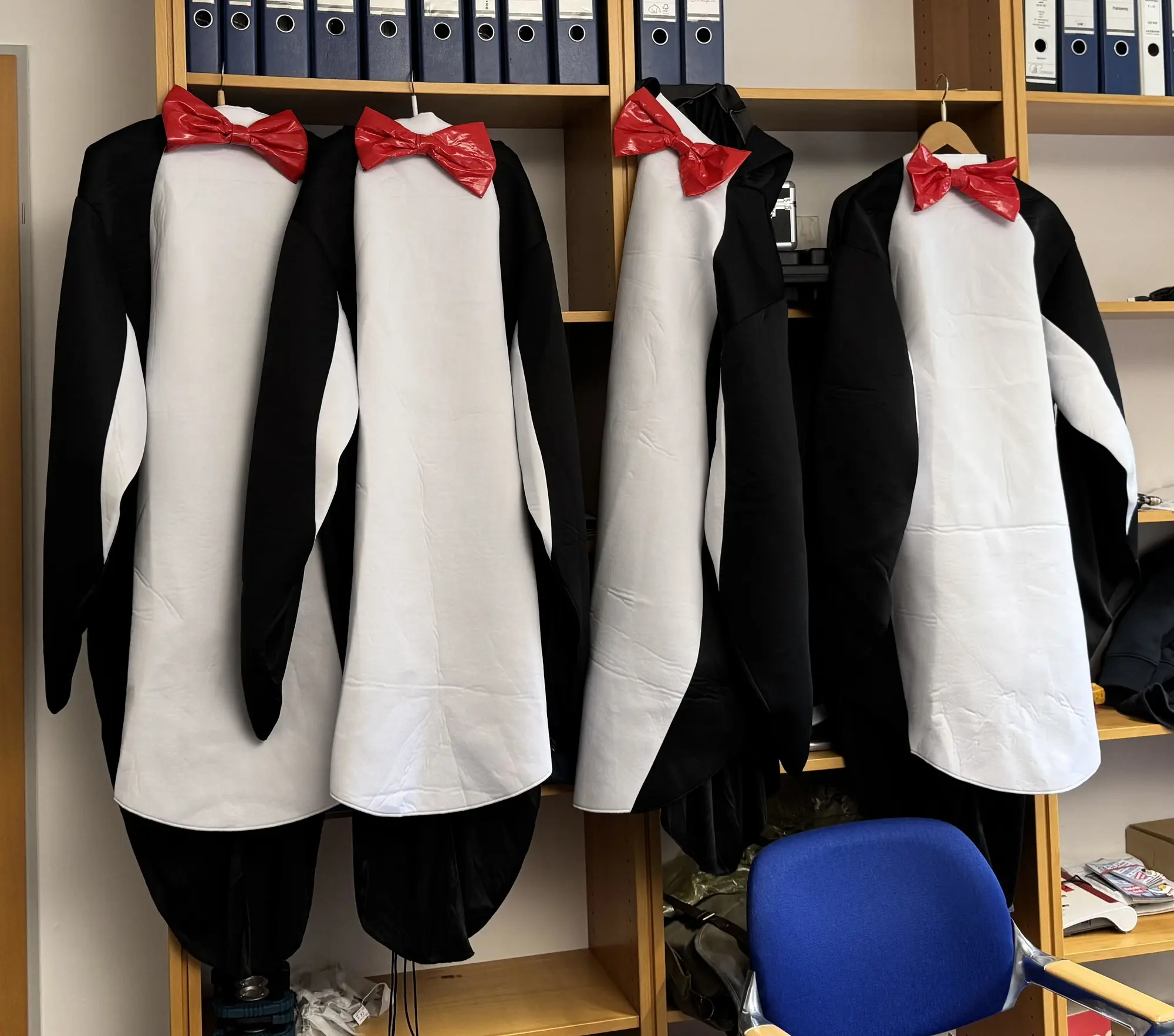 Und die Kostüme konnten nach dem Pinguin-Kickboxen hier etwas trocknen. (Foto: CC-By-SA Düsmaster) Und die Kostüme konnten nach dem Pinguin-Kickboxen hier etwas trocknen. (Foto: CC-By-SA Düsmaster)