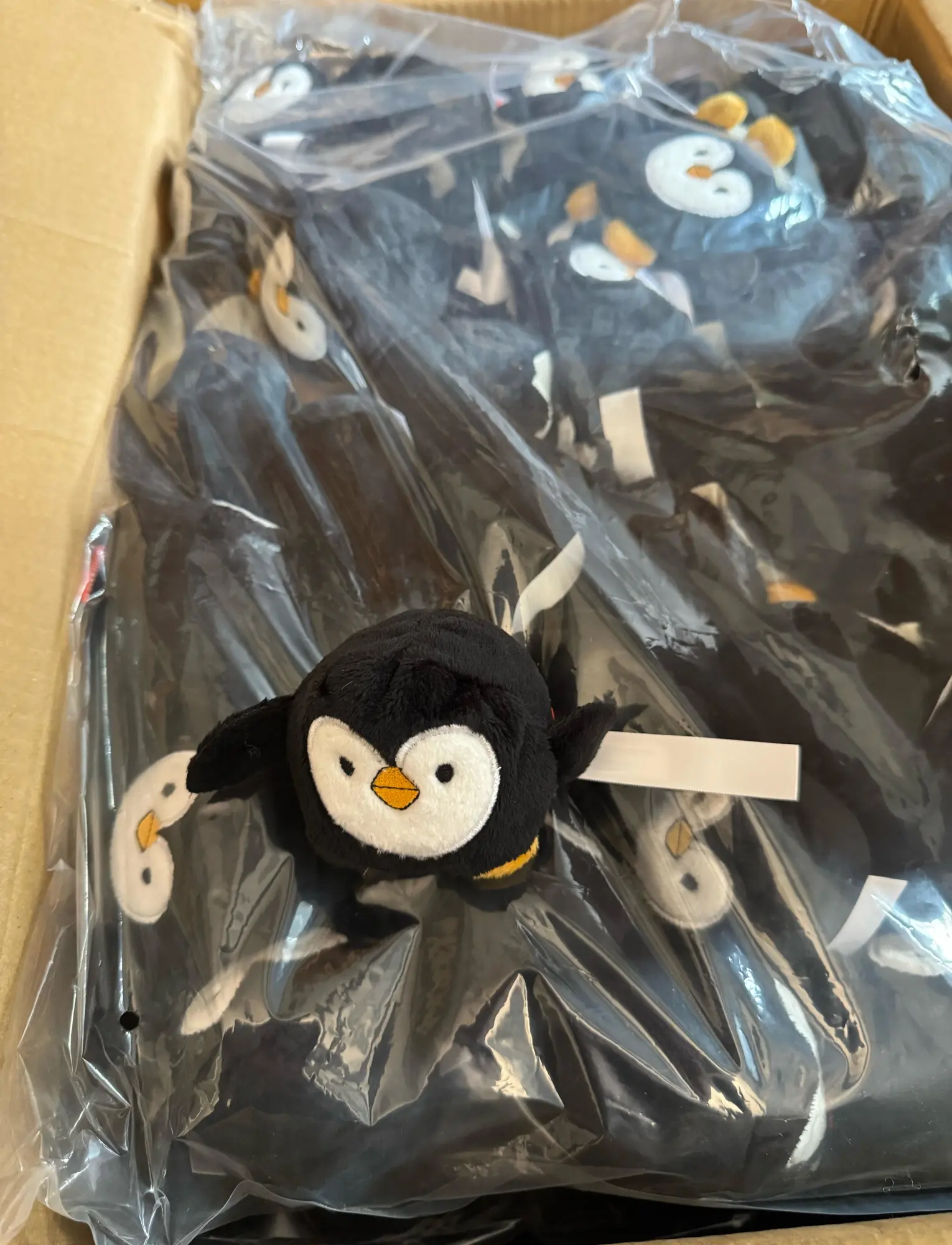 Schon bald trudeln die ersten Bestellungen ein, wie zum Beispiel diese niedlichen Pinguin-Monitorwischer. (Foto: CC-By-SA Düsmaster) Schon bald trudeln die ersten Bestellungen ein, wie zum Beispiel diese niedlichen Pinguin-Monitorwischer. (Foto: CC-By-SA Düsmaster)