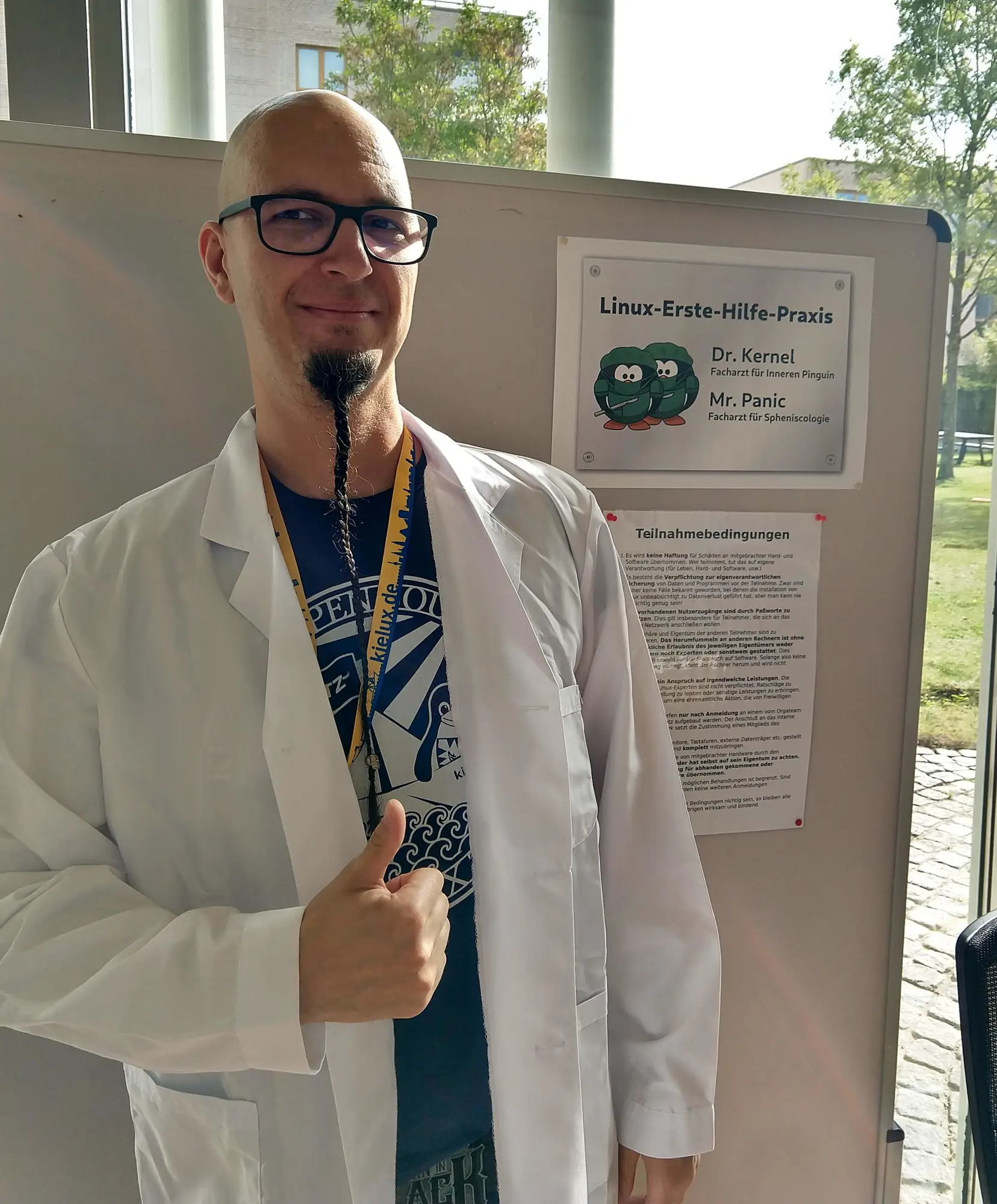 Michael Kraft alias Mr. Panic und sein Kollege Jean Vogelbacher alias Dr. Kernel waren mit diversen Beratungsanlässen gut ausgelastet. (Foto: CC-By-SA Maren Hachmann) Michael Kraft alias Mr. Panic und sein Kollege Jean Vogelbacher alias Dr. Kernel waren mit diversen Beratungsanlässen gut ausgelastet. (Foto: CC-By-SA Maren Hachmann)