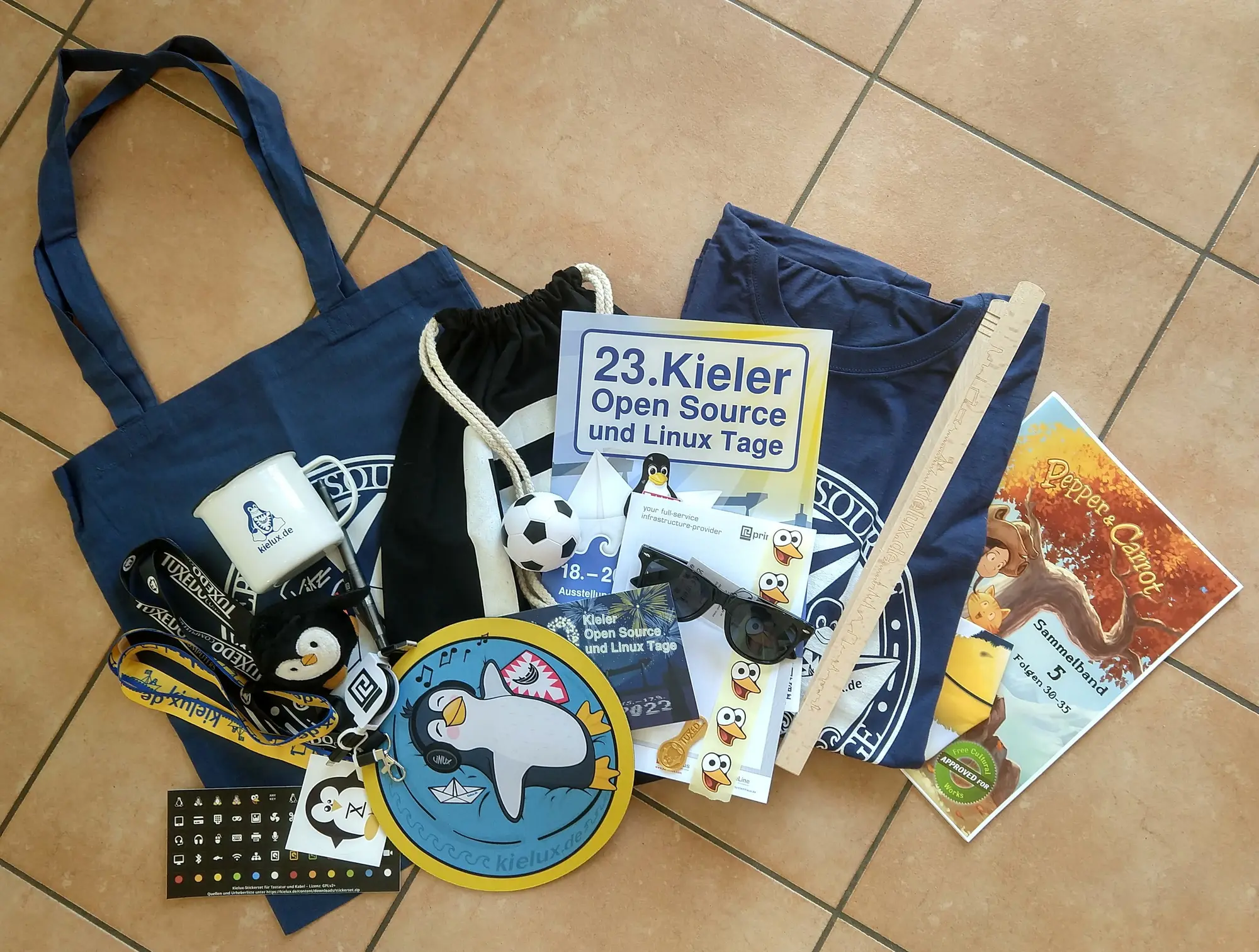 Für das Gewinnspiel auf LinuxNews.de haben wir drei schöne Gewinnertüten zusammengestellt; die Armbanduhr kam jeweils noch dazu. (Foto: CC-By-SA Maren Hachmann) Für das Gewinnspiel auf LinuxNews.de haben wir drei schöne Gewinnertüten zusammengestellt; die Armbanduhr kam jeweils noch dazu. (Foto: CC-By-SA Maren Hachmann)