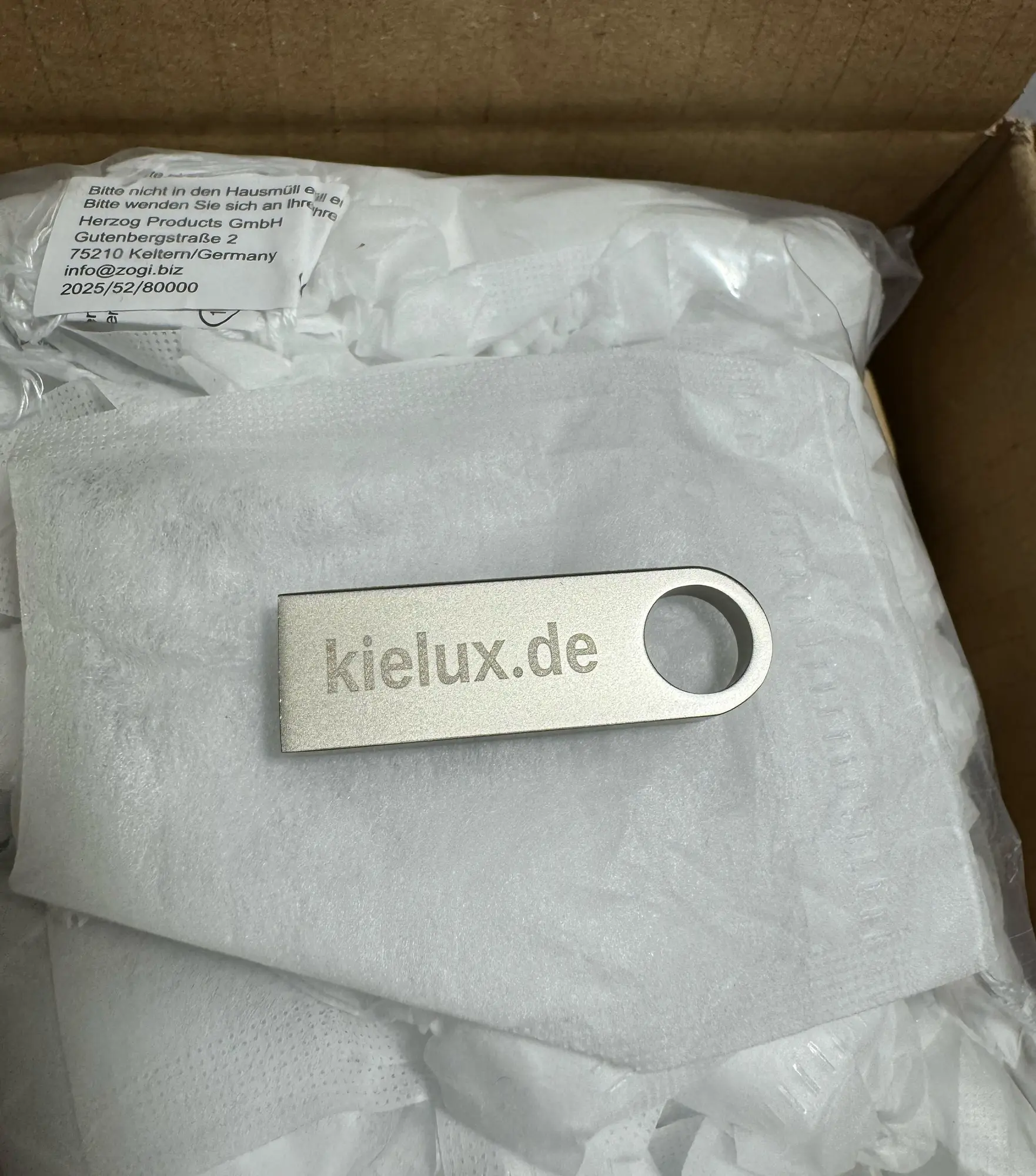 Für die Installation von Linux Mint im Rahmen der Aktion 'End of 10' haben wir USB-Sticks mit Kielux-Schriftzug bestellt. (Foto: CC-By-SA Düsmaster) Für die Installation von Linux Mint im Rahmen der Aktion 'End of 10' haben wir USB-Sticks mit Kielux-Schriftzug bestellt. (Foto: CC-By-SA Düsmaster)