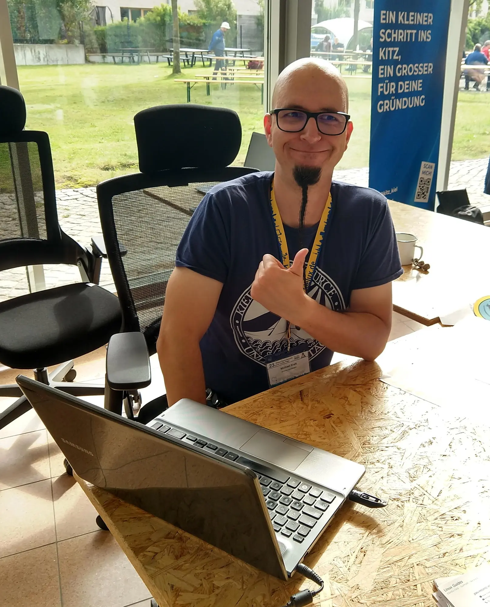 Anlässlich des drohenden Supportendes für ältere, voll funktionsfähige Hardware unter Windows 10 und der kommenden Accountpflicht gab es auch Beratung zum Umstieg auf Linux (hier vertretungsweise durch Mr. Panic von der Praxis). (Foto: CC-By-SA Maren Hachmann) Anlässlich des drohenden Supportendes für ältere, voll funktionsfähige Hardware unter Windows 10 und der kommenden Accountpflicht gab es auch Beratung zum Umstieg auf Linux (hier vertretungsweise durch Mr. Panic von der Praxis). (Foto: CC-By-SA Maren Hachmann)