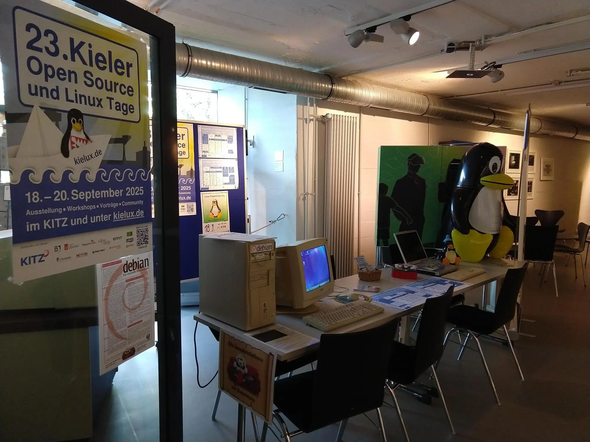Ende September haben wir die Kielux mit einem Quiz, einem unterhaltsamen Asteroids-Spiel und einigen alten Computern auf der Kieler Museumsnacht im Computermuseum vorgestellt, und damit vielen jungen und jung gebliebenen Besuchern geholfen, die langen Wartezeiten zu überbrücken. (Foto: CC-By-SA Maren Hachmann) Ende September haben wir die Kielux mit einem Quiz, einem unterhaltsamen Asteroids-Spiel und einigen alten Computern auf der Kieler Museumsnacht im Computermuseum vorgestellt, und damit vielen jungen und jung gebliebenen Besuchern geholfen, die langen Wartezeiten zu überbrücken. (Foto: CC-By-SA Maren Hachmann)
