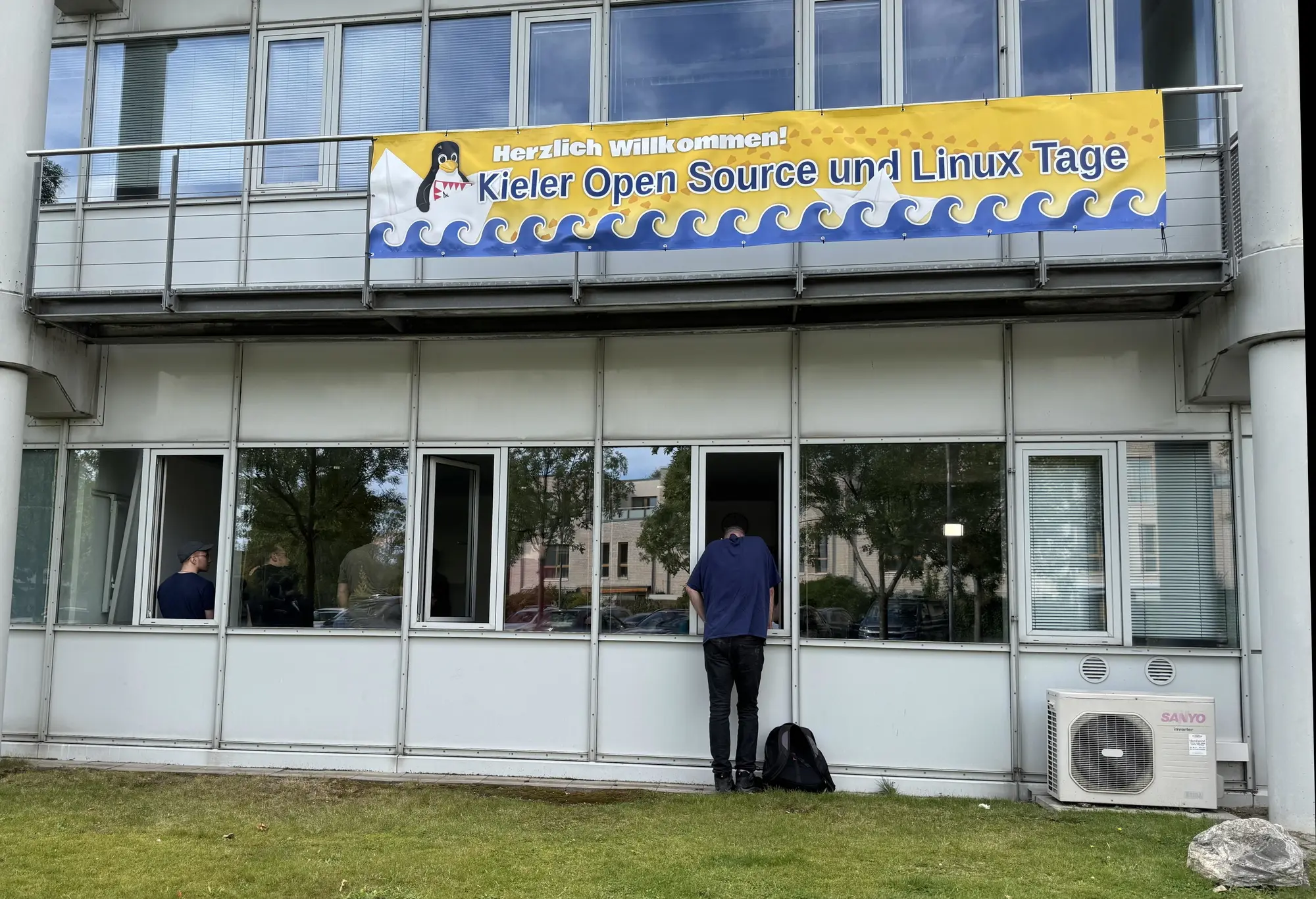 Teilweise wurde es in den Vortragsräumen auch etwas eng, so dass spontan auf 'Fensterplätze' ausgewichen wurde (hier vermutlich: Backups mit Restic von Andreas Scherbaum). (Foto: CC-By-SA Düsmaster) Teilweise wurde es in den Vortragsräumen auch etwas eng, so dass spontan auf 'Fensterplätze' ausgewichen wurde (hier vermutlich: Backups mit Restic von Andreas Scherbaum). (Foto: CC-By-SA Düsmaster)