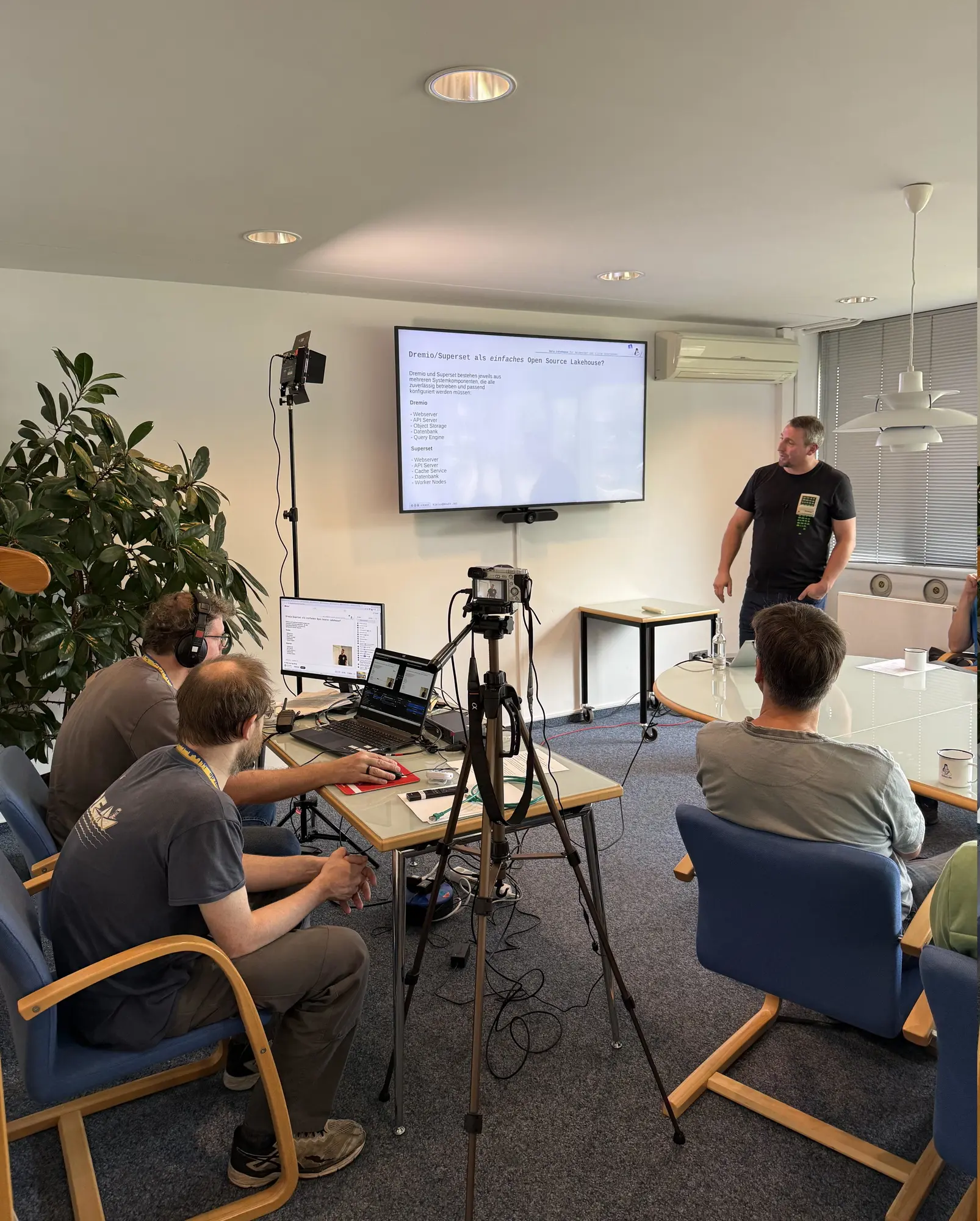 Blick in einen laufenden Vortrag (hier Markus Suhr zu Data Lakehouses) (Foto: CC-By-SA Andree Mehrens) Blick in einen laufenden Vortrag (hier Markus Suhr zu Data Lakehouses) (Foto: CC-By-SA Andree Mehrens)